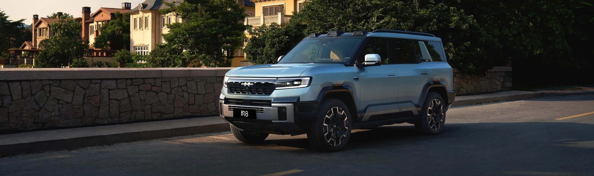 SUV hybride Fangchengbao Bao 8 sur une route résidentielle
